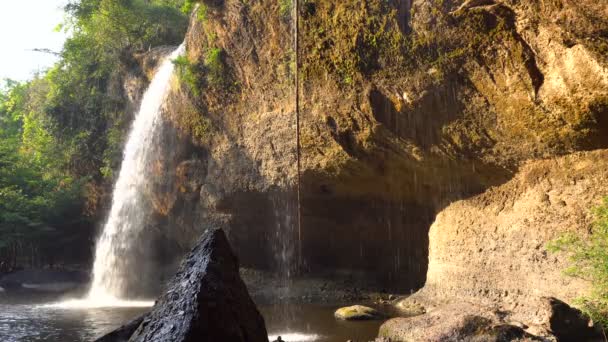 Pittoreska vattenfall på kvällen tid faller i poolen i nationalparken Khao Yai, Thailand. — Stockvideo