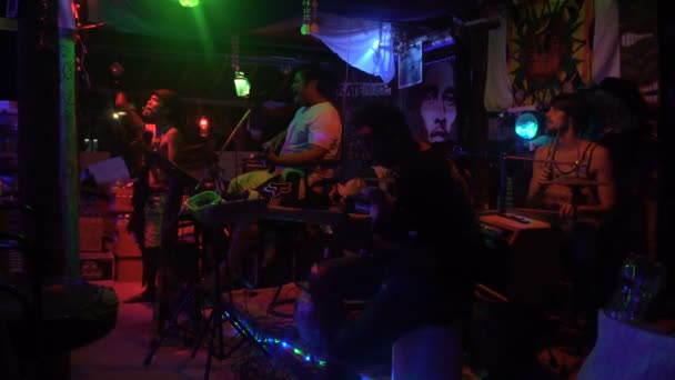 Крабі - 20 лютого 2018: A багатоетнічних band виконавських живу музику в барі на пляжі в пляжу Рейлі. — стокове відео