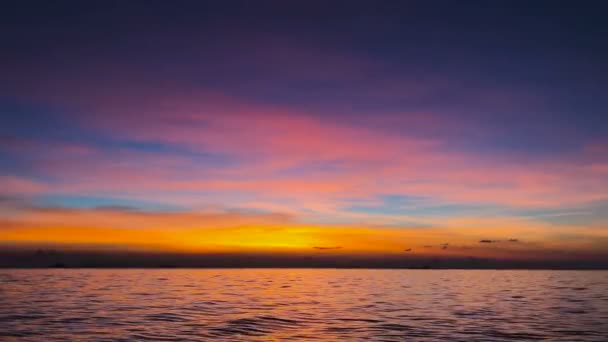 Bellissimo paesaggio nuvoloso e tramonto che sfonda le nuvole rosa e arancioni sul mare — Video Stock