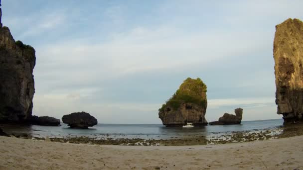 Sabah Timelapse Tayland, Phi phi Island, Nui Bay Lagoon denizde kayalarda üzerinde. — Stok video