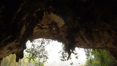 Büyük, giriş, büyük mağara Nehri akan ile ondan Tham Lod mağarada Kuzey Tayland at tropik ormanlarda Pai bölge, Chiang Mai uçan kırlangıç Kuşlar sürüsü.