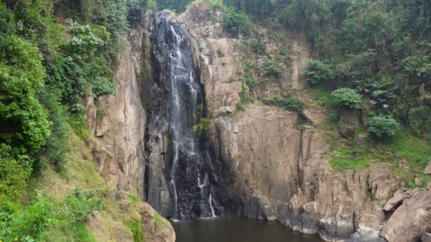 Vysoký vodopád toky na hnědé skály uprostřed džungle zeleně. v regionu Chiang Mai. — Stock video