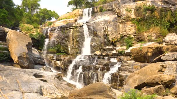 Festői Mae Klang Waterfall a Doi inthanon Nemzeti Park, régió Chiang Mai, Thaiföld, képes-hoz hurok — Stock videók