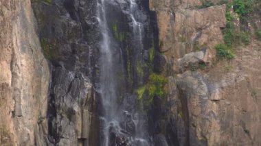 Kahverengi buzlu ile orman yeşilliklerle çevrili yüksek şelale akar. Chiang Mai bölgede.