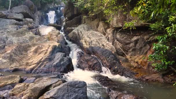 Forest Stream con cascate che corrono su rocce lisce sull'isola di Pha Ngan in Thailandia — Video Stock