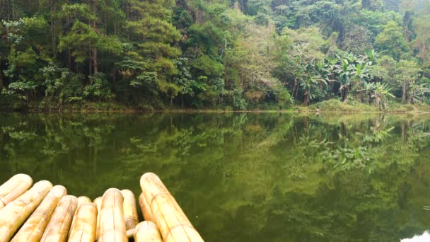Góry Coniferous tropikalny Las z palmy jest zwierciadlany w spokojne wody jeziora Highland z bambusowe tratwy w południowej Tajlandii, Mae Hong Son regionu. — Wideo stockowe