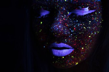 Neon Uf ışık güzel moda kadın portresi. Floresan yaratıcı Psychedelic makyaj, sanat tasarım Uv kadın disko dansçısı modelinin model kızla