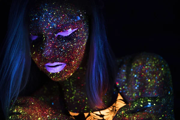 Retrato de Mulher Moda Bonita em Neon UF Luz. Menina modelo com maquiagem psicodélica criativa fluorescente, design de arte do modelo de dançarina de disco feminino em UV — Fotografia de Stock