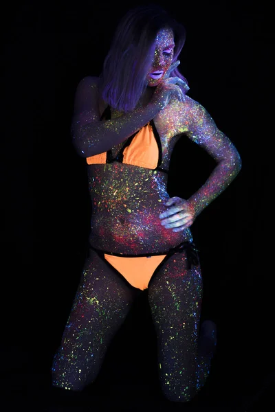 Porträtt av vackra mode kvinna i Uf neonljus. Modell flicka med fluorescerande kreativa psykedeliska Makeup, Art Design av kvinnliga Disco Dancer modell i Uv — Stockfoto