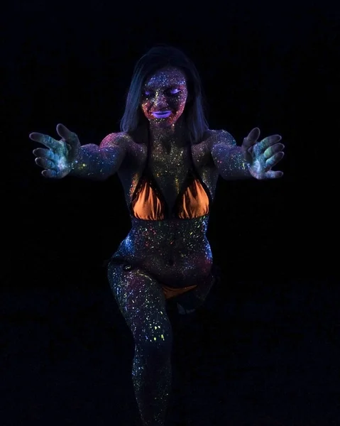 Retrato de bela mulher de moda fazendo Yoga em Neon UF Light. Menina modelo com maquiagem psicodélica criativa fluorescente, design de arte do modelo de dançarina de disco feminino em UV — Fotografia de Stock