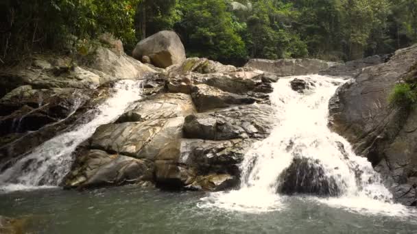 Yemyeşil ormanlar, Samui Adası, Thailiand pitoresk basamaklı şelale. — Stok video
