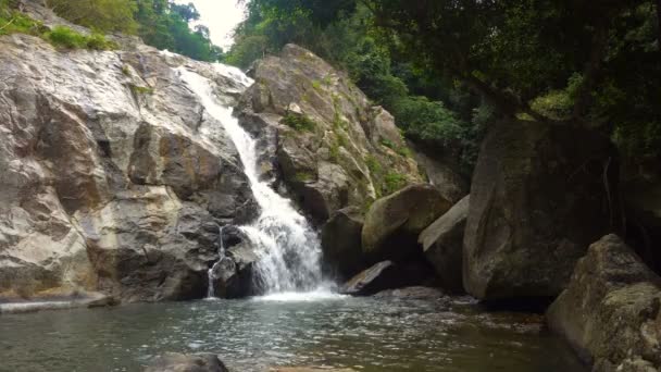 Cachoeira em Cascata pitoresca em selvas exuberantes de Samui Island, Thailiand . — Vídeo de Stock