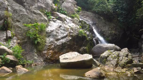 Cascada pintoresca cascada en exuberantes selvas de la isla de Samui, Tailandia . — Vídeo de stock