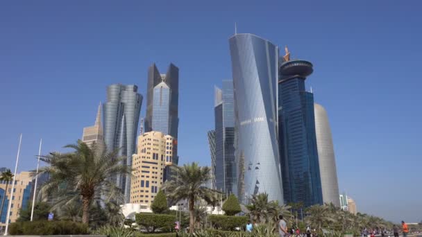 El Skyline del Centro Comercial de Doha, la capital de Qatar. Vista inferior con gran angular en rascacielos y cometa pequeña — Vídeo de stock