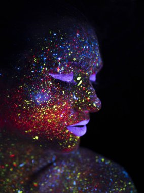 Neon Uf ışık güzel moda kadın portresi. Floresan yaratıcı Psychedelic makyaj, sanat tasarım Uv kadın disko dansçısı modelinin model kızla