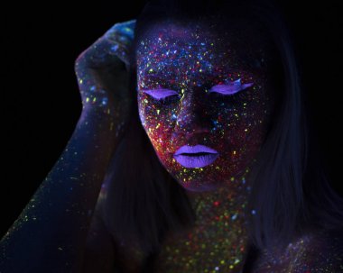 Neon Uf ışık güzel moda kadın portresi. Floresan yaratıcı Psychedelic makyaj, sanat tasarım Uv kadın disko dansçısı modelinin model kızla