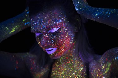 Neon Uf ışık güzel moda kadın portresi. Floresan yaratıcı Psychedelic makyaj, sanat tasarım Uv kadın disko dansçısı modelinin model kızla