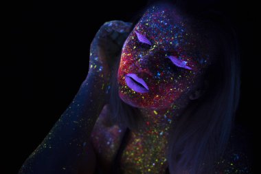 Neon Uf ışık güzel moda kadın portresi. Floresan yaratıcı Psychedelic makyaj, sanat tasarım Uv kadın disko dansçısı modelinin model kızla