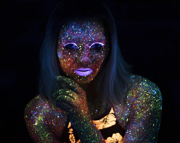 Retrato de Mulher Moda Bonita em Neon UF Luz. Menina modelo com maquiagem psicodélica criativa fluorescente, design de arte do modelo de dançarina de disco feminino em UV — Fotografia de Stock