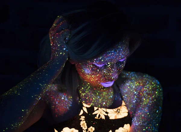 Retrato de Mulher Moda Bonita em Neon UF Luz. Menina modelo com maquiagem psicodélica criativa fluorescente, design de arte do modelo de dançarina de disco feminino em UV — Fotografia de Stock
