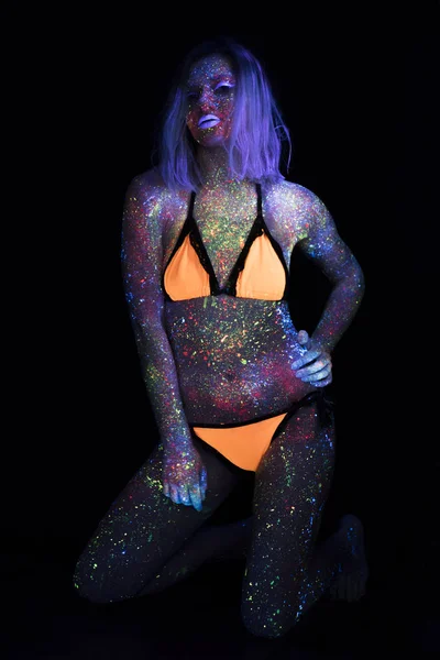 Retrato de hermosa mujer de moda en luz de neón UF. Chica Modelo con Maquillaje Psicodélico Creativo Fluorescente, Diseño de Arte del Modelo de Bailarina de Disco Femenino en UV — Foto de Stock