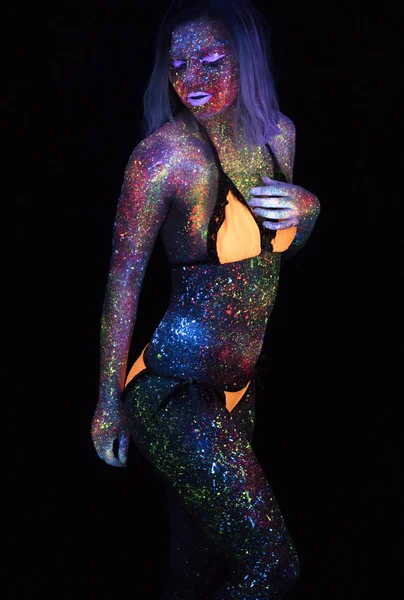 Retrato de hermosa mujer de moda en luz de neón UF. Chica Modelo con Maquillaje Psicodélico Creativo Fluorescente, Diseño de Arte del Modelo de Bailarina de Disco Femenino en UV — Foto de Stock