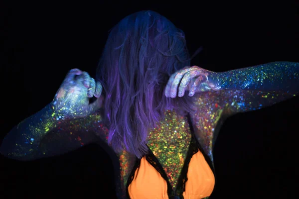 Porträtt av vackra mode kvinna i Uf neonljus. Modell flicka med fluorescerande kreativa psykedeliska Makeup, Art Design av kvinnliga Disco Dancer modell i Uv — Stockfoto