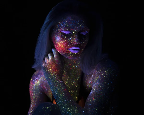 Csodálatos divat nő Neon Uf fény portréja. A fluoreszcens kreatív pszichedelikus smink, Art Design Uv női Disco táncos modell modell lány — Stock Fotó