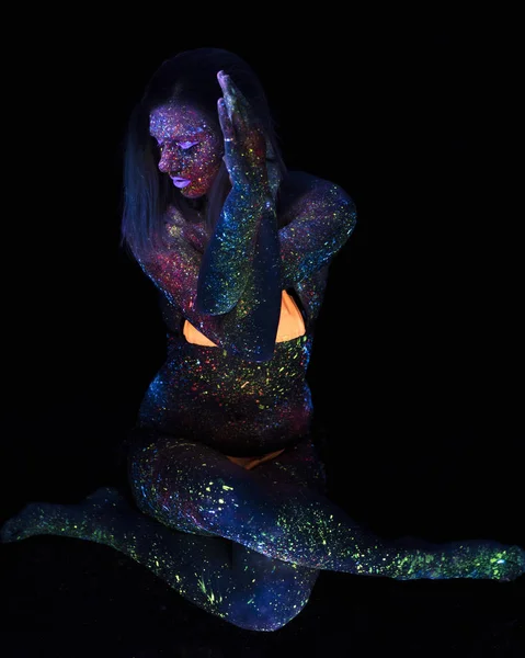 Πορτρέτο του όμορφη μόδας γυναίκα κάνει γιόγκα στο φως νέον Uf. Μοντέλο κορίτσι με φθορισμού δημιουργική ψυχεδελικό μακιγιάζ, Art Design του μοντέλου γυναίκα ντίσκο χορεύτρια σε Uv — Φωτογραφία Αρχείου