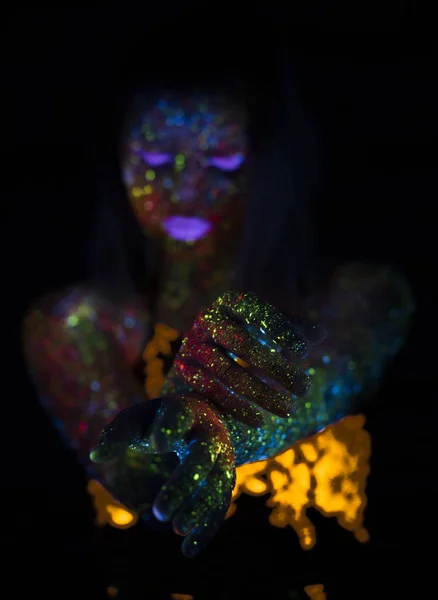 Portrait de belle femme de mode au néon UF Light. Fille modèle avec maquillage psychédélique créatif fluorescent, Design d'art du modèle de danseuse disco féminine en UV — Photo