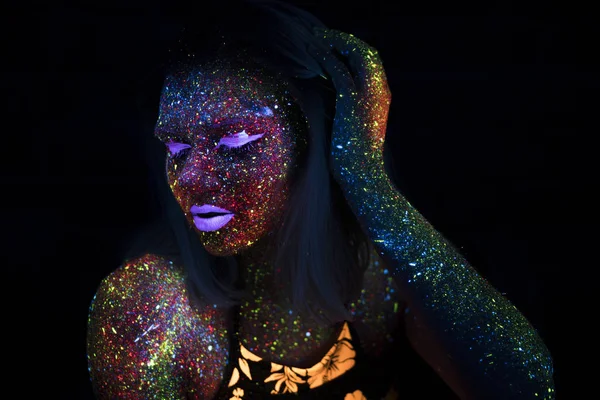 Retrato de hermosa mujer de moda en luz de neón UF. Chica Modelo con Maquillaje Psicodélico Creativo Fluorescente, Diseño de Arte del Modelo de Bailarina de Disco Femenino en UV — Foto de Stock