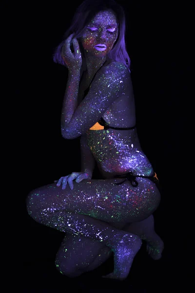 Csodálatos divat nő Neon Uf fény portréja. A fluoreszcens kreatív pszichedelikus smink, Art Design Uv női Disco táncos modell modell lány — Stock Fotó