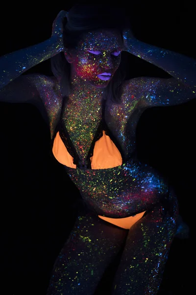 Πορτρέτο του όμορφη μόδας γυναίκα στο φως νέον Uf. Μοντέλο κορίτσι με φθορισμού δημιουργική ψυχεδελικό μακιγιάζ, Art Design του μοντέλου γυναίκα ντίσκο χορεύτρια σε Uv — Φωτογραφία Αρχείου