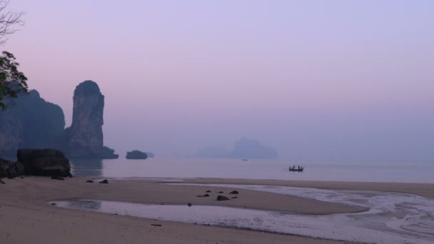 Crepúsculo da manhã no litoral da bela lagoa rochosa tropical com barco tailandês original de cauda longa flutuando em Krabi, Tailândia . — Vídeo de Stock