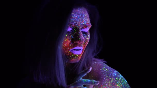 Porträtt av vackra mode kvinna i Neon UV-ljus. Modell flicka med fluorescerande kreativa psykedeliska Makeup, Art Design av kvinnliga Disco Dancer modell i Uv — Stockvideo