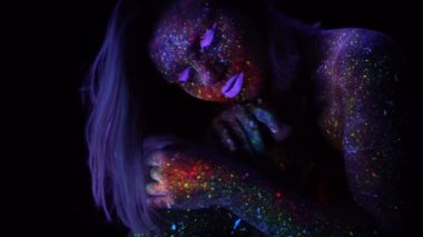 Neon Uv ışık mor saçlı güzel moda kadın inanılmaz portresi. Floresan yaratıcı Psychedelic makyaj, sanat tasarım Uv kadın disko dansçısı modelinin model kızla