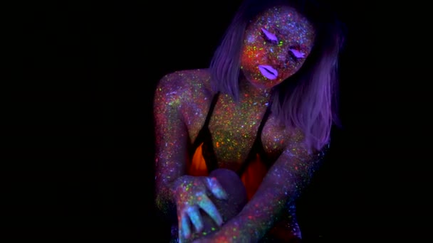 Schöne rosa Haare Frau streicheln sich Körper in Neon-UV-Licht. Modell Mädchen mit fluoreszierenden kreativen psychedelischen Make-up, Kunst-Design der weiblichen Disco-Tänzerin Modell in UV — Stockvideo