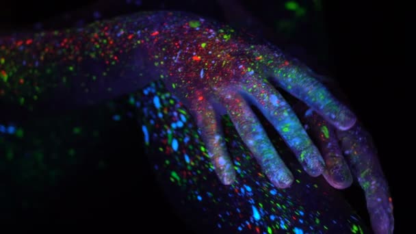 Mulher delicada em luz UV de néon. Menina modelo com maquiagem psicodélica criativa fluorescente, design de arte do modelo de dançarina de disco feminino em UV — Vídeo de Stock