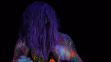Mor saç Neon Uv ışığında dans ile güzel bir kadın portresi. Floresan yaratıcı Psychedelic makyaj, sanat tasarım Uv kadın disko dansçısı modelinin model kızla