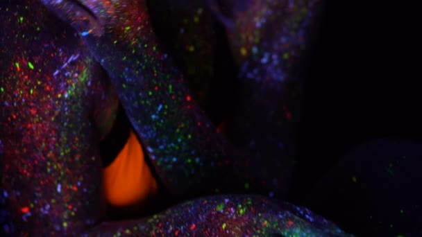 Bella donna con capelli viola si muove in luce UV al neon, scivolare su. Modello Ragazza con Fluorescente Creativo Trucco Psichedelico, Art Design della Danzatrice di Discoteca Femminile Modello in UV — Video Stock