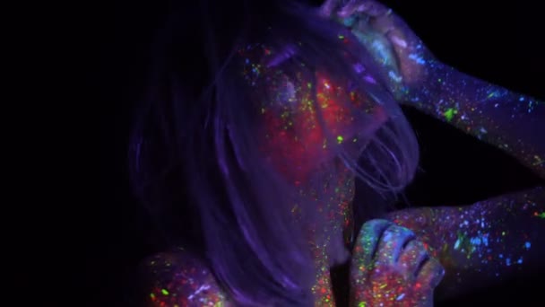 Portrait de belle femme aux cheveux violets dansant au néon UV. Fille modèle avec maquillage psychédélique créatif fluorescent, Design d'art du modèle de danseuse disco féminine en UV — Video