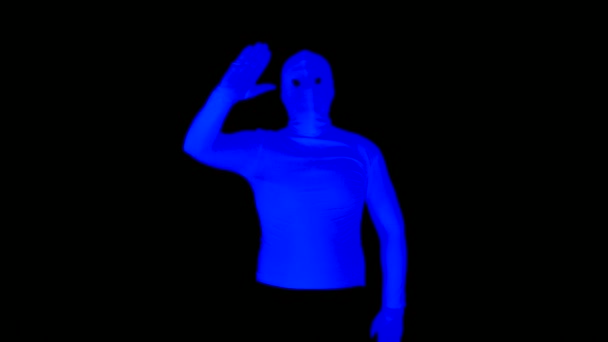 Costum ultraviolet Jumătate din Man Pantomime Performance. Dancing Waving Body Mime Trucuri. Albastru pe scena neagră în lumina neagră . — Videoclip de stoc