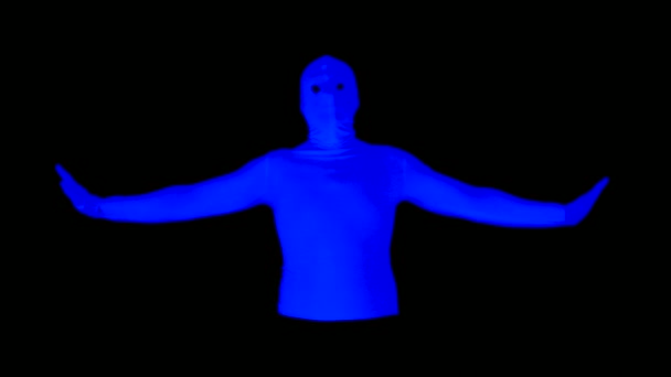 Costume Ultraviolet Half of Man Pantomime Performance. Body Mime Tricks. Bleu sur scène noire dans la lumière noire . — Video