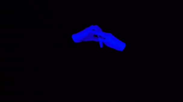 UV handschoenen in Pantomime prestaties. Blauwe handen op een zwarte achtergrond in zwart licht scène interactie. — Stockvideo
