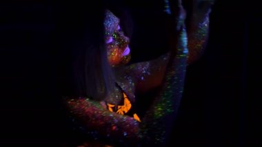 Mor saç Neon Uv ışık lambası ile dans ile güzel bir kadın portresi. Floresan yaratıcı Psychedelic makyaj, sanat tasarım Uv kadın disko dansçısı modelinin model kızla