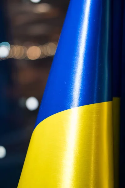 Прапор України на нічному фоні — стокове фото
