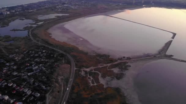 Crepúsculo Volando sobre Odessa Kuyalnik liman. Un centro clínico de baños de barro en Ucrania, conocido por su extremadamente saludable barro salado comparable con el Mar Muerto por especificación — Vídeo de stock