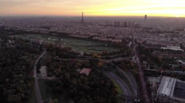 Paris 'in gökyüzü manzarası Boulogne Ormanı' ndan Eyfel Kulesi 'ne yükseliyor.