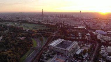 Paris 'in gökyüzü manzarası Boulogne Ormanı' ndan Eyfel Kulesi 'ne yükseliyor.