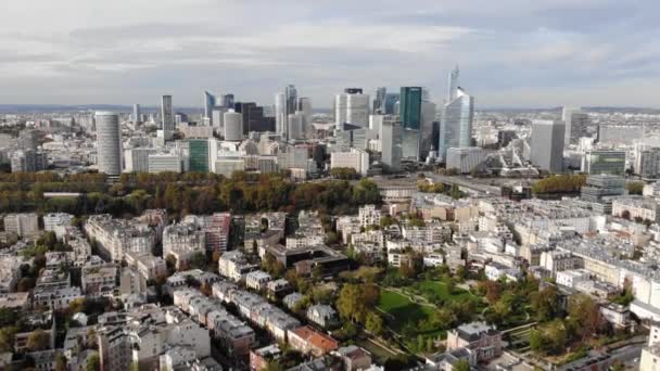 La Defense, Paris 'in finans ve iş bölgesine uçuyorum. Gökdelenler gökyüzü çizgisi — Stok video